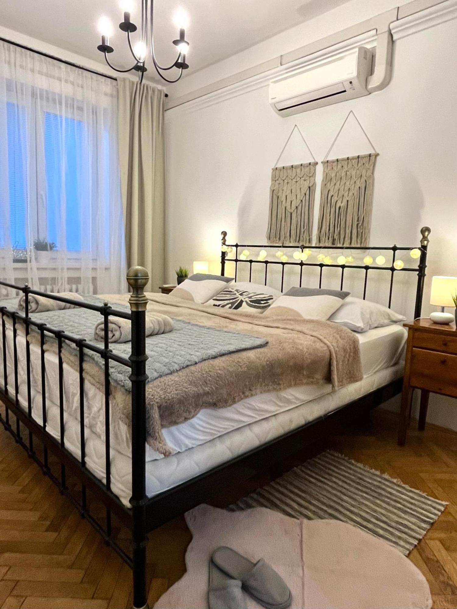 Audrey Hepburn Apartment Old Town Air Conditioned Bratislava Exterior photo